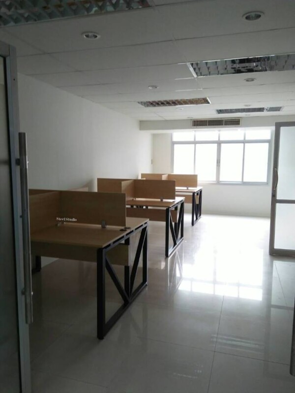 โต๊ะทำงาน 4 ที่นั่ง ลายเมเปิลพร้อมพาร์ทิชั่น - Image 3