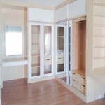 ตู้เสื้อผ้า FIT-IN เข้ามุม บานกระจก