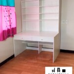 โต๊ะทำงานขาวล้วน พร้อมลิ้นชักและชั้นวางของ