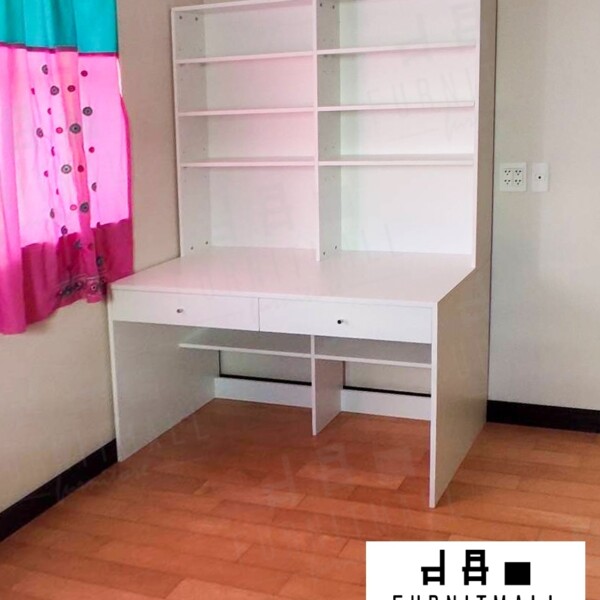 โต๊ะทำงานขาวล้วน พร้อมลิ้นชักและชั้นวางของ