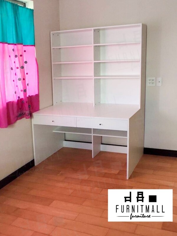 โต๊ะทำงานขาวล้วน พร้อมลิ้นชักและชั้นวางของ