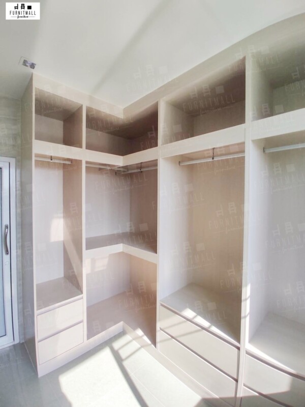 บิ้วอิน walk-in-closet  ไม่มีหน้าบานตู้เสื้อผ้า